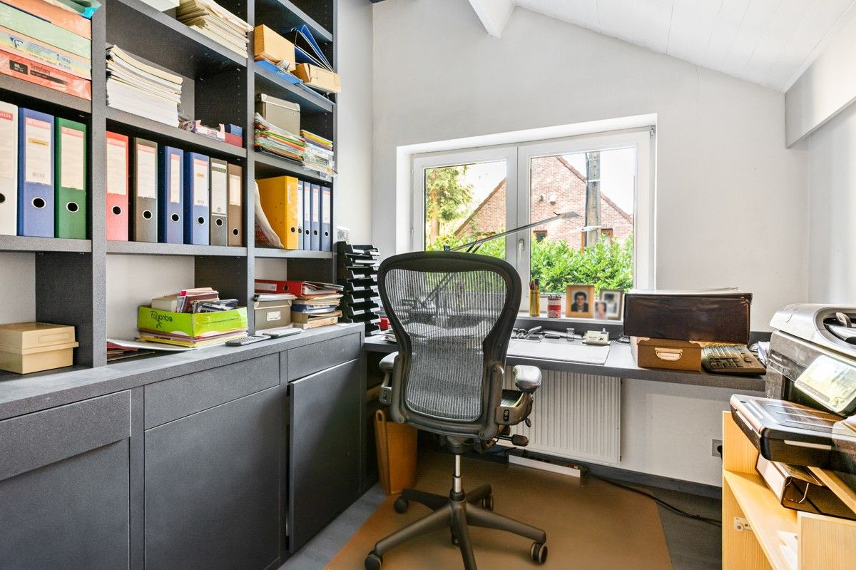 Verrassend ruime woning op 1289 m² gelegen aan een bosrand met mogelijkheid tot 4 slaapkamers foto 17