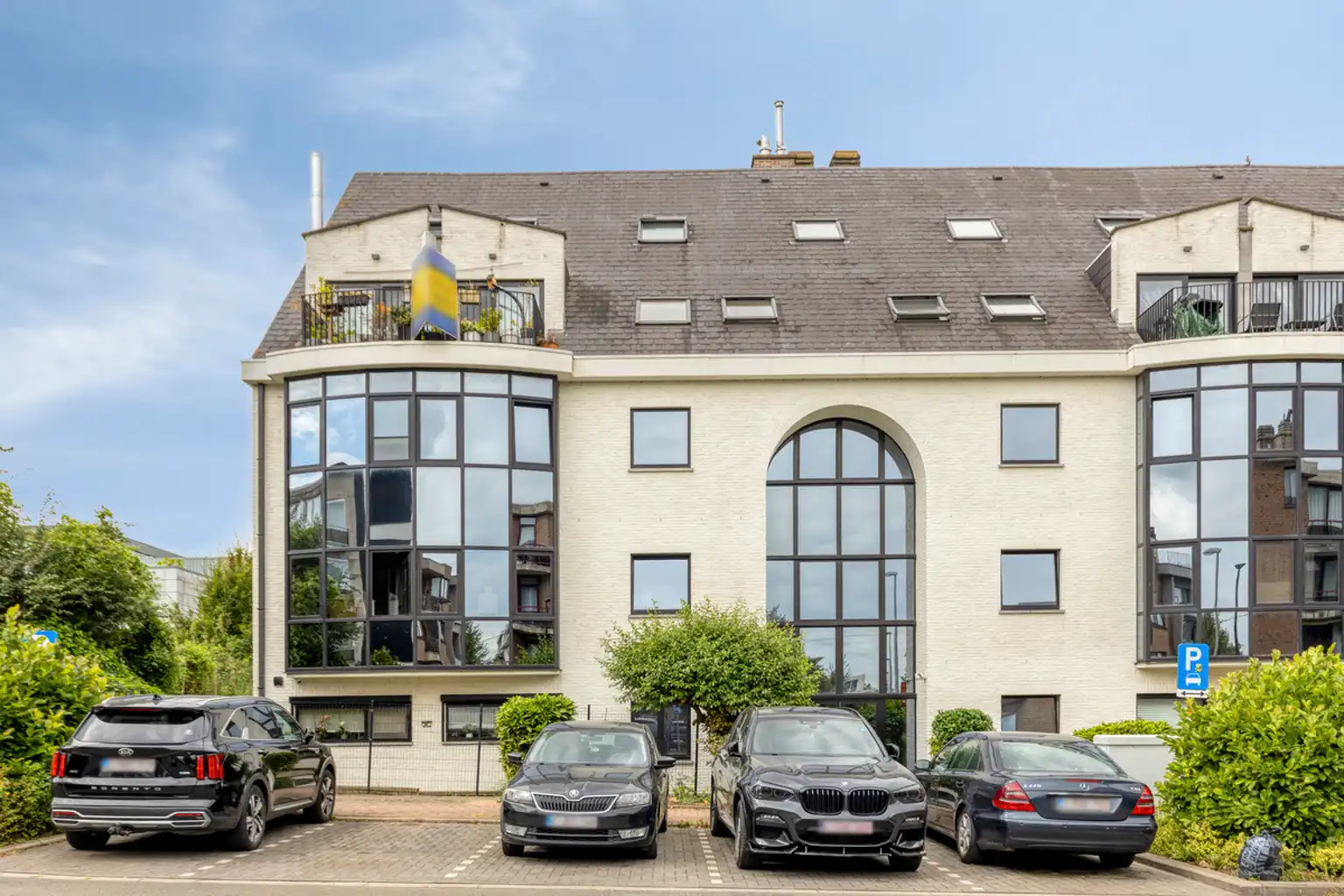 Instapklaar 2-slaapkamerappartement met tuin en garage foto {{pictureIndex}}