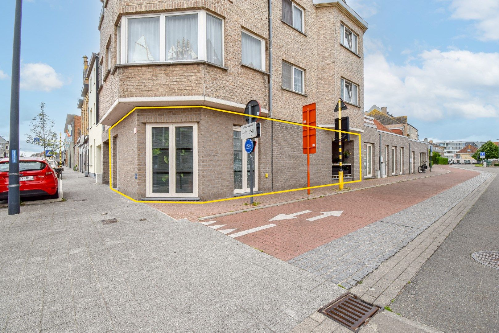 Gelijkvloersappartement met twee slaapkamers en terras foto {{pictureIndex}}