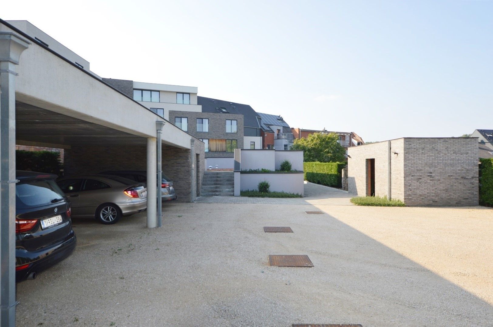 QUASI NIEUWBOUW GELIJKVLOERS APP. INCL. TERRAS, CARPORT & 3 SLPK foto 4