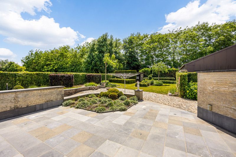 Luxueuze en instapklare woning met garages en tuin foto 30