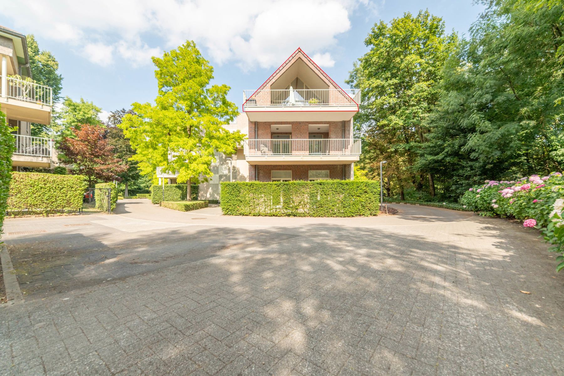 Prachtige penthouse midden in het groen. foto {{pictureIndex}}