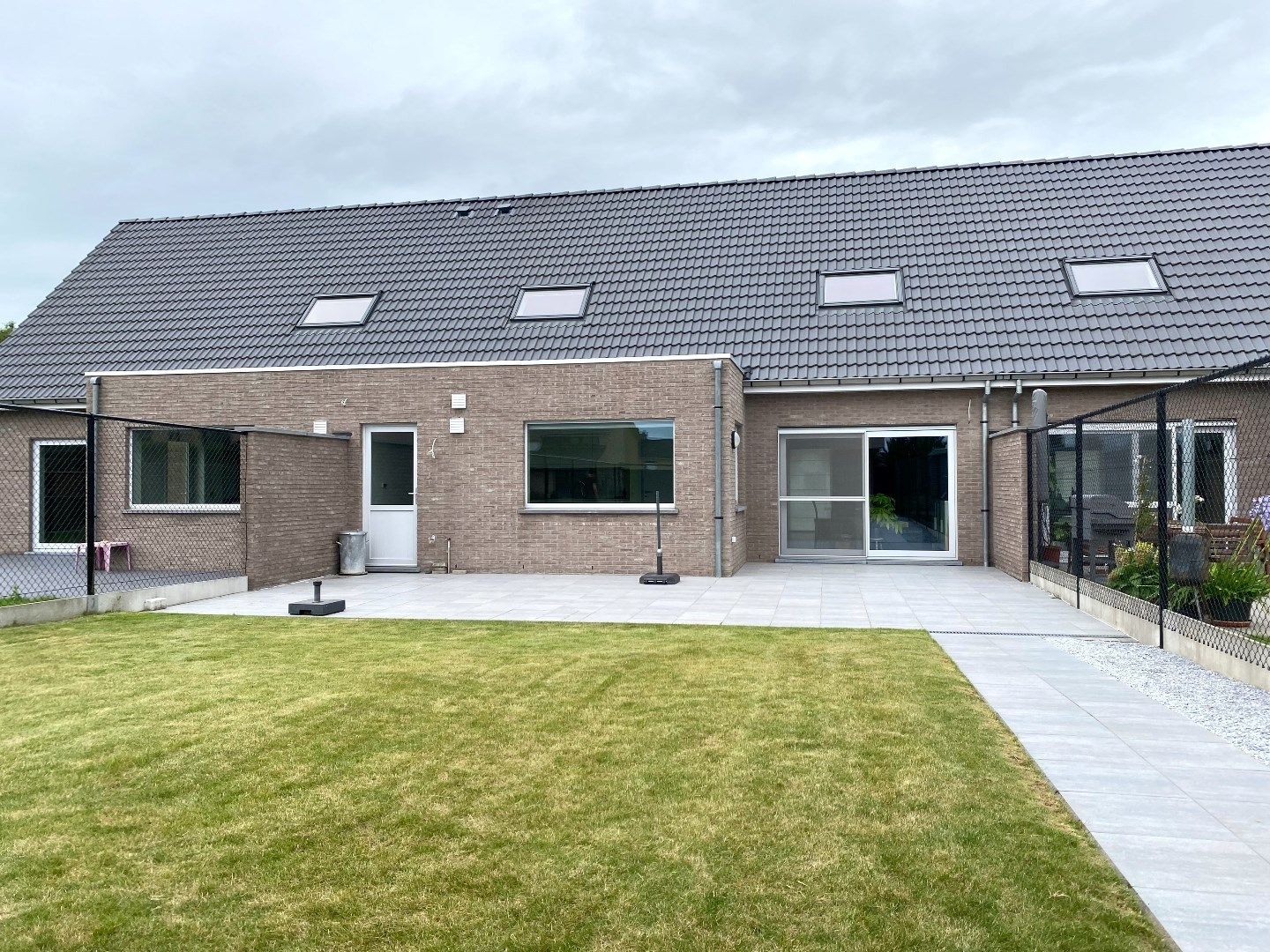 Verzorgde woning met drie slaapkamers en zuidgerichte tuin te huur in mooie buurt te Kuurne! foto 3