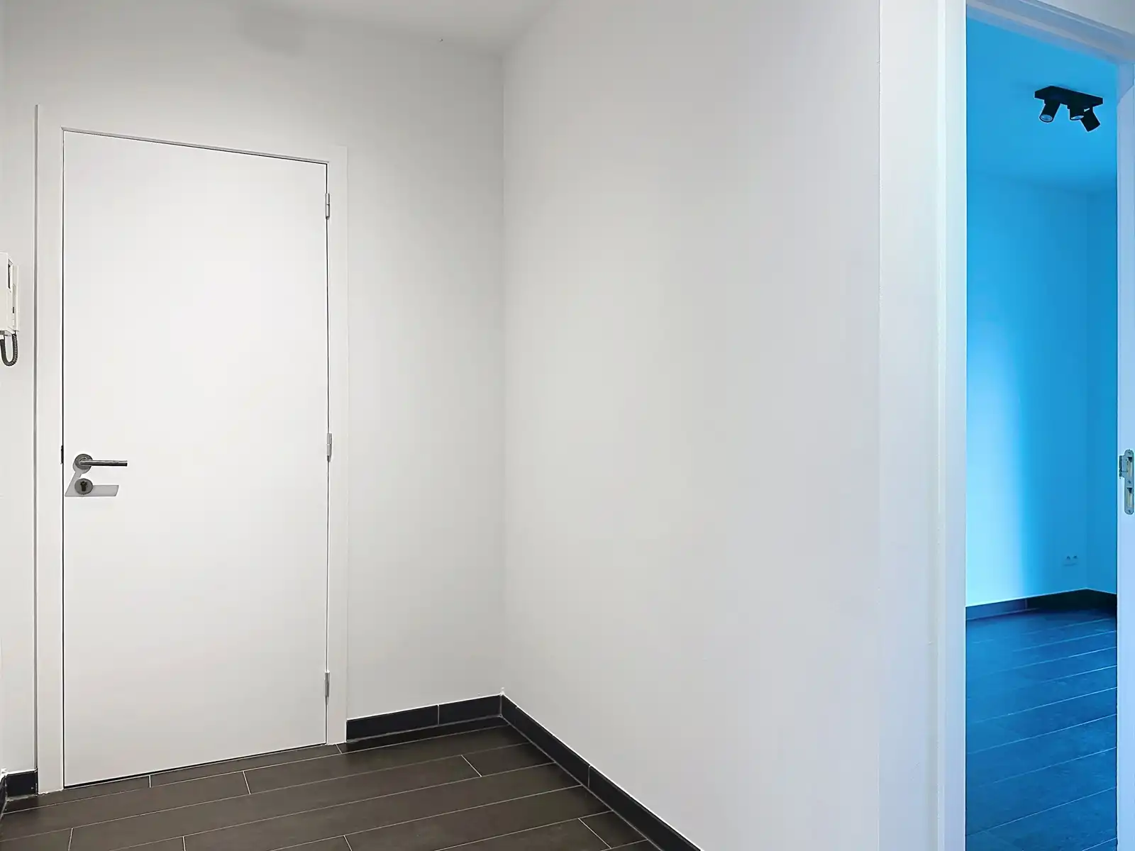 Instapklaar gelijkvloers met twee slaapkamers en ondergrondse staanplaats foto 18