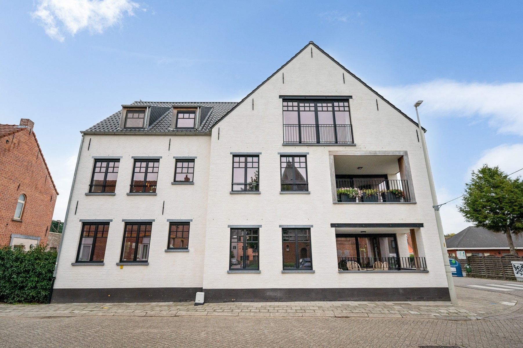 Prachtig en recent appartement met terras en autostaanplaats in het hart van Pulle foto 2
