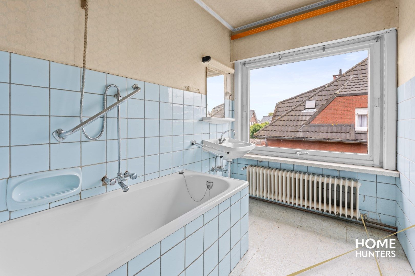 Te renoveren halfopen woning met 4 slaapkamers, 2 garages en veel potentieel te Ieper foto 15