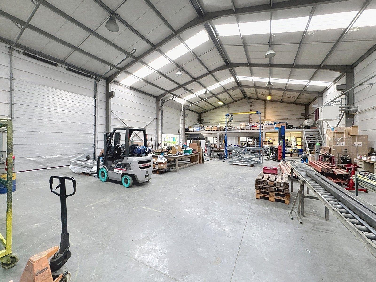 Instapklaar BEDRIJFSPAND te koop in Zedelgem, bestaande uit magazijn (480m²) met geïntegreerde kantoorruimten en grotendeels verhard buitenterrein! Op industriezone. foto 4