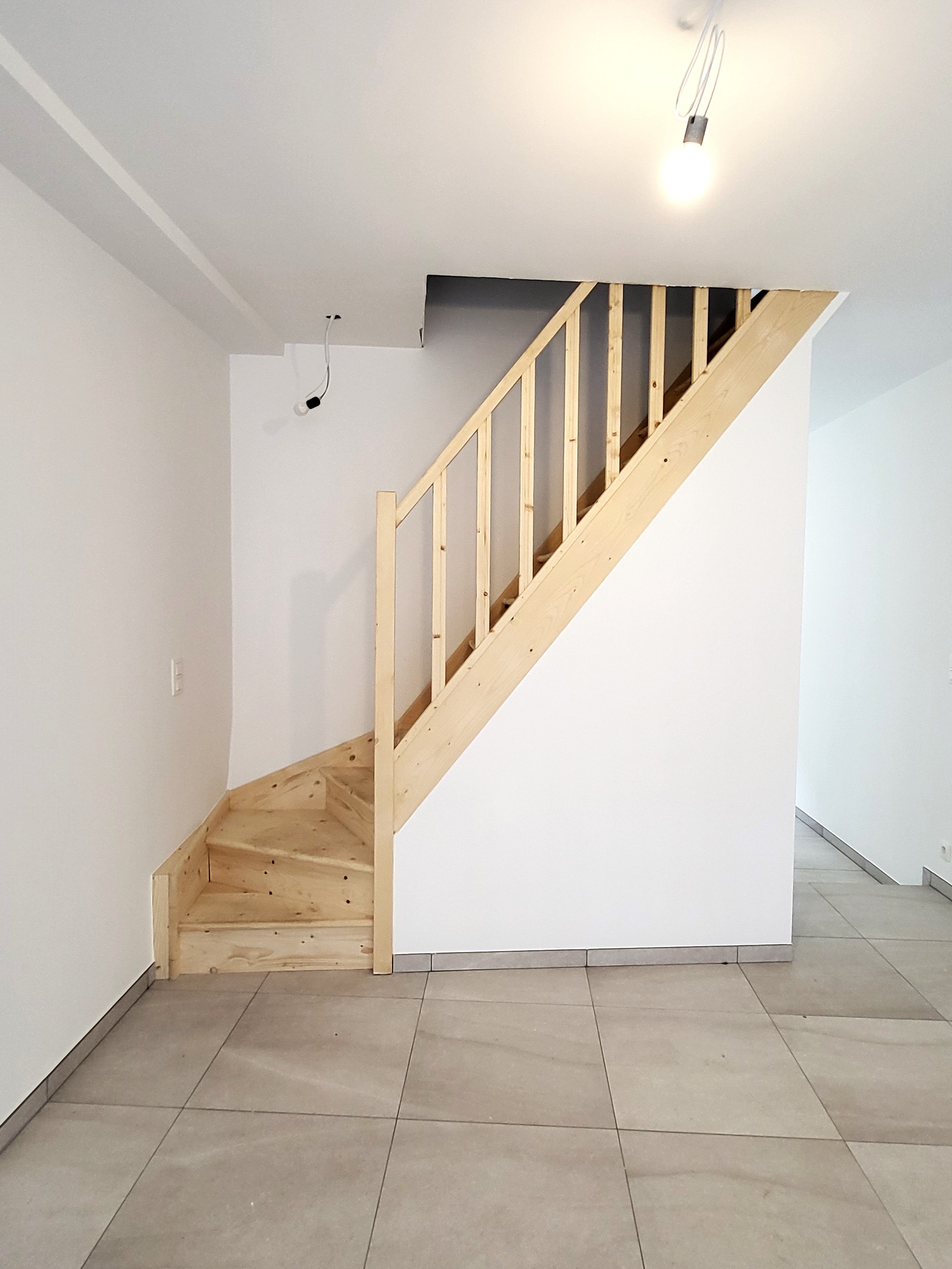 Deze volledig gerenoveerde woning (2025) biedt modern wooncomfort op een centrale ligging in het centrum, met winkels, scholen en openbaar vervoer op wandelafstand.  foto 15