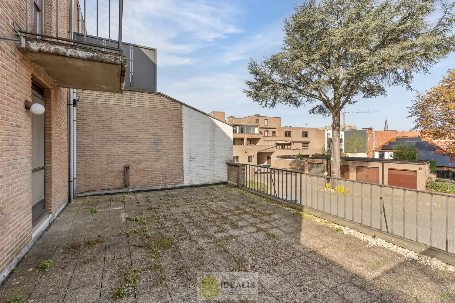IDEALIS VASTGOED – RUIM APPARTEMENT MET TERRAS VAN CA.35M² EN PRIVATIEVE GARAGE IN HARTJE LOMMEL! Dit ruime appartement met een netto bewoonbare oppervlakte van ca.101m² bevindt zich op de 1e verdieping. Het appartement is vlot bereikbaar via de trappenzaal. Een naar eigen smaak op te frissen, goed ingedeeld en lichtrijk appartement met 2 slaapkamers, ruim terras en privatieve garage met sectionale poort! Zeker het bezoeken waard!! foto 18