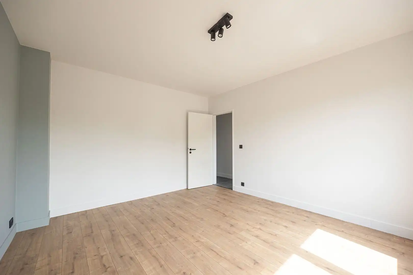 Gerenoveerd 2-slaapkamerappartement met garage in Kontich foto 8