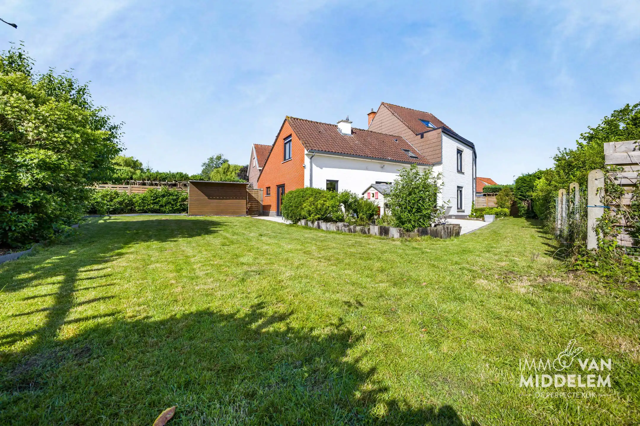 INSTAPKLARE WONING MET 4 KAMERS, TUIN EN GARAGE foto 2