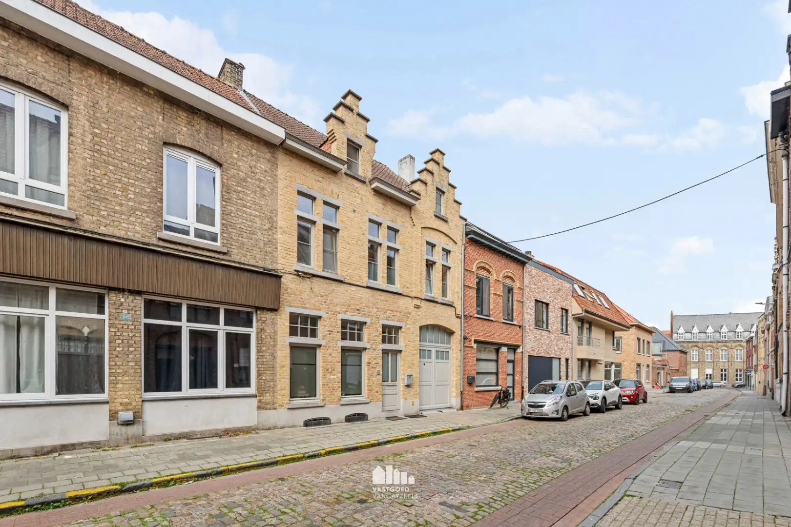 Karaktervolle ruime herenwoning met grote garage in het Ieper centrum. foto 2