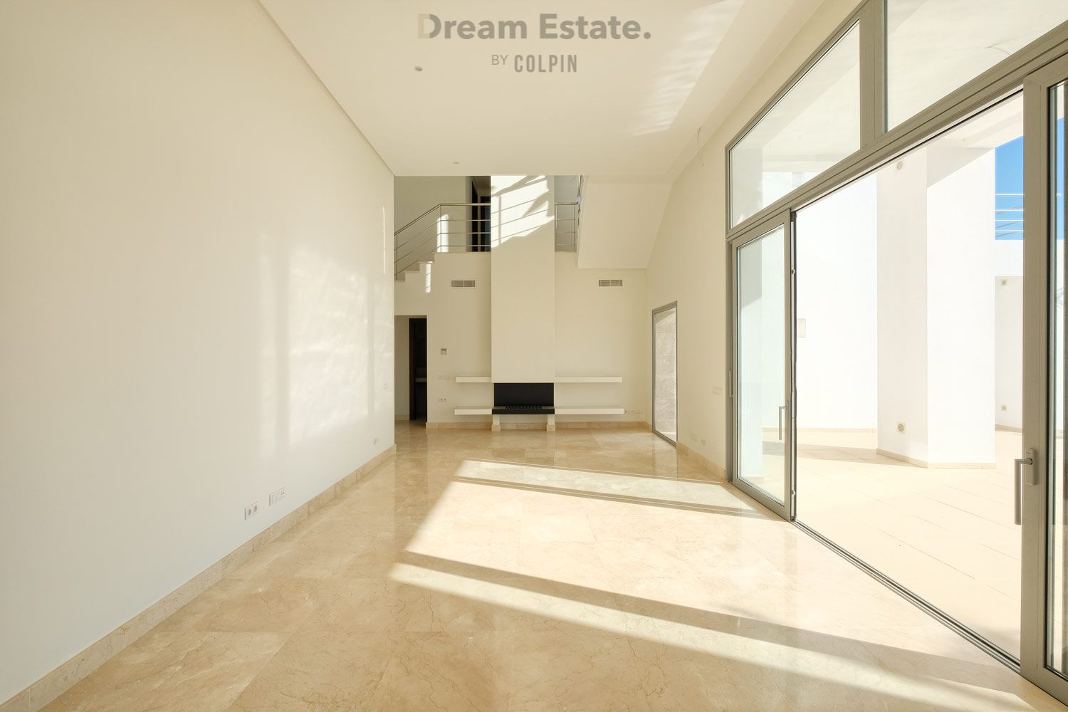 Nieuwe moderne villa met uitzicht op zee en bergen. foto 16