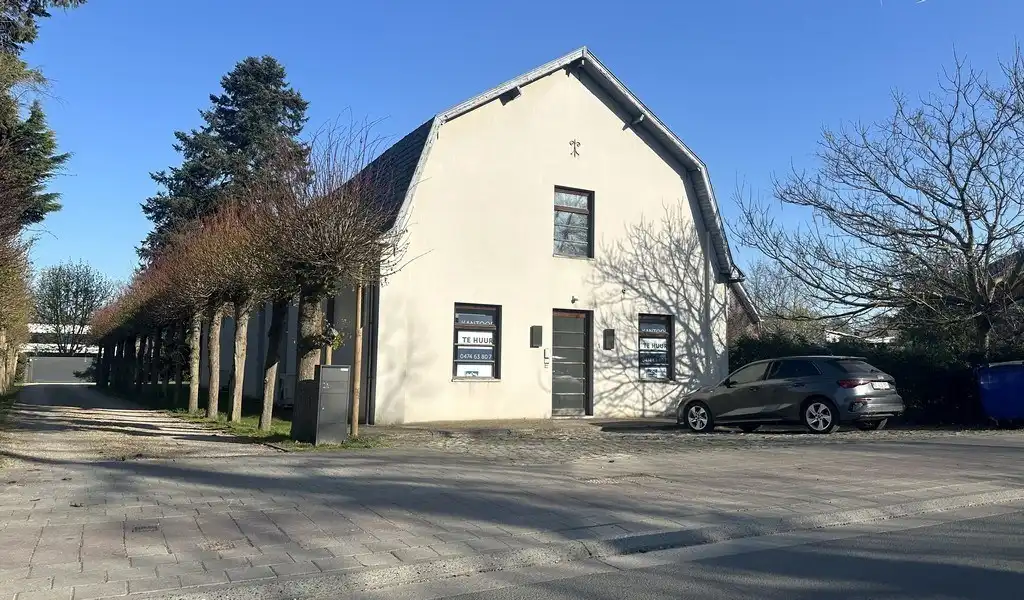 Ingedeeld kantoor te huur in standalone kantoorgebouw in Deurle foto {{pictureIndex}}