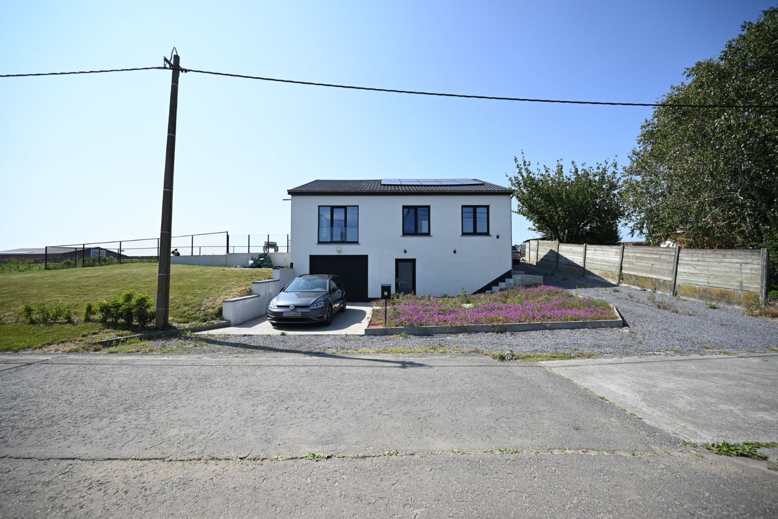 Moderne woning met ruime tuin! foto 2
