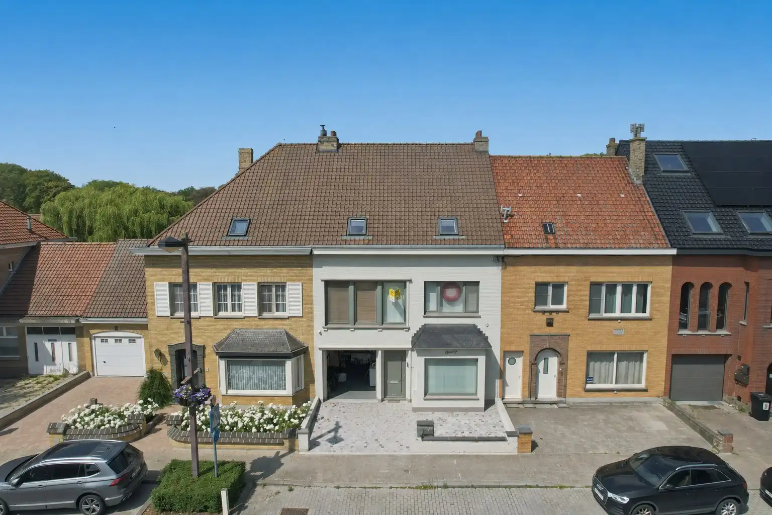 Ruime en instapklare rijwoning in het hart van Nieuwpoort op 284 m² met garage en nieuwe oprit! foto {{pictureIndex}}
