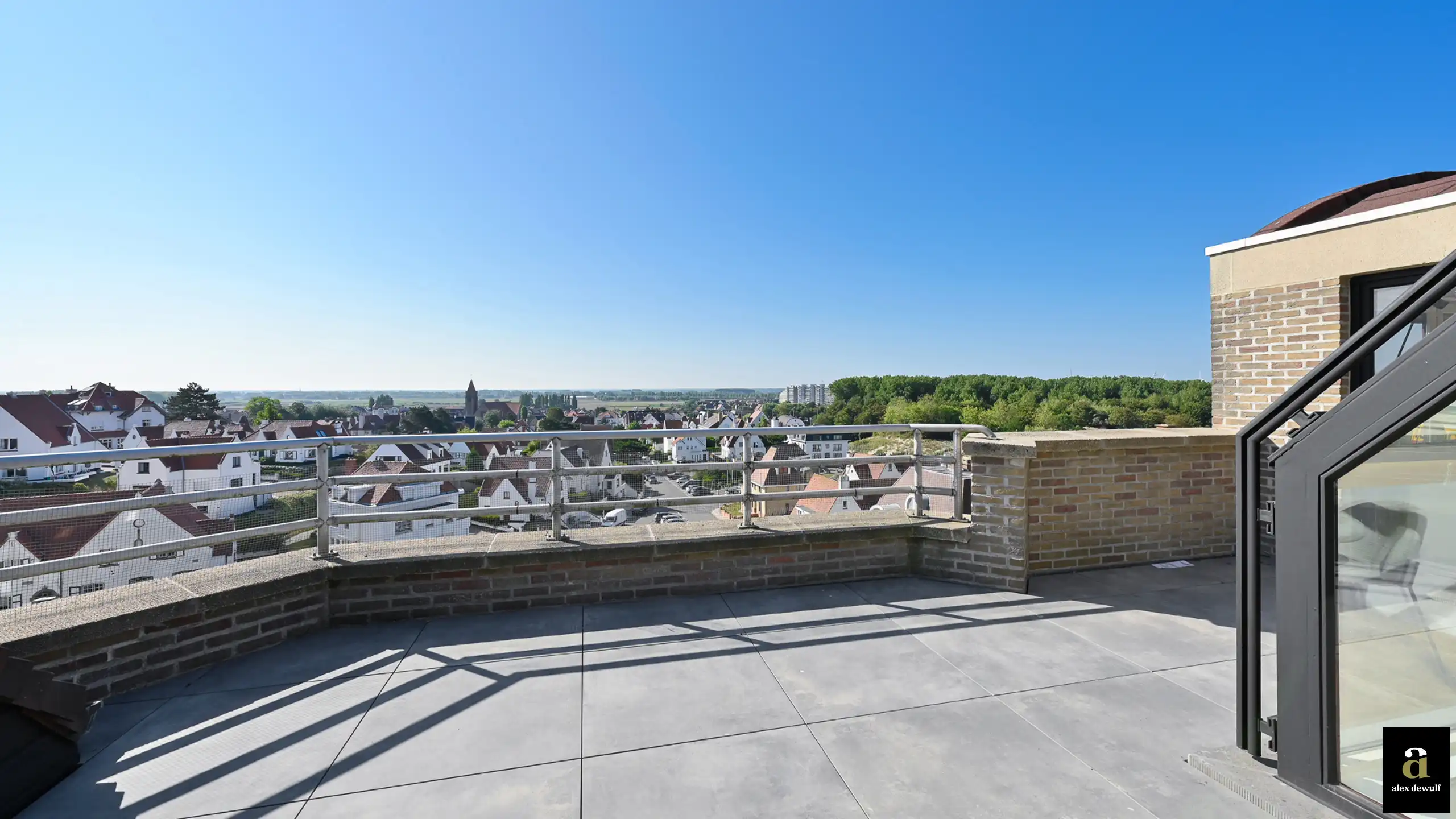 Ruim duplexappartement met vier slaapkamers en zonnig terras in Duinbergen. foto 2