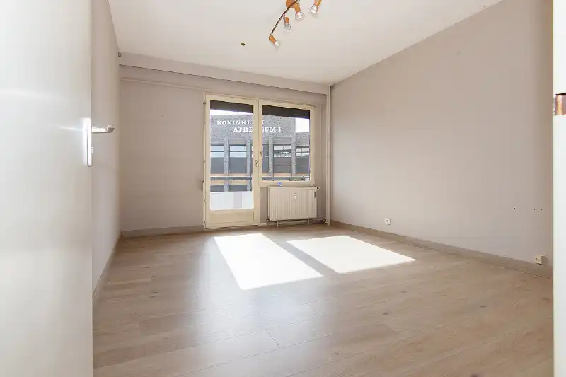 LICHT OP TE FRISSEN 2-SLAAPKAMERAPPARTEMENT MET GEMEENSCHAPPELIJKE PARKEERPLAATSEN VOOR BEWONERS OP TOPLOCATIE BINNEN DE KLEINE RING! foto 15
