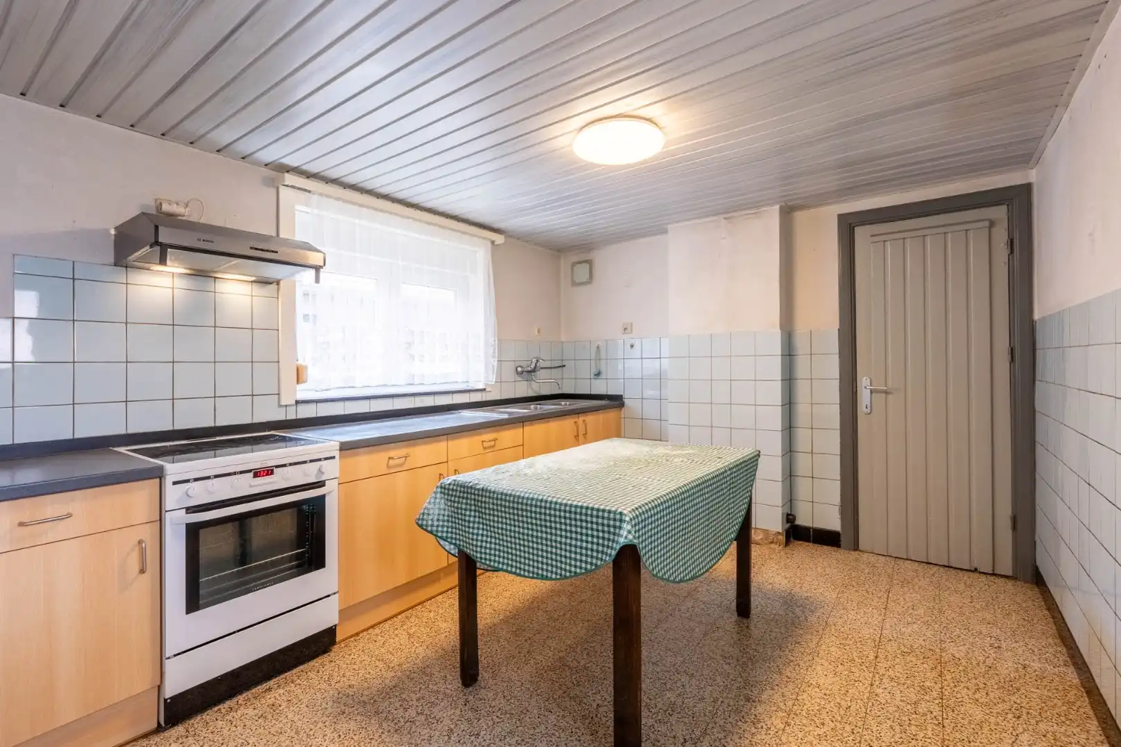 Charmante, te renoveren woning op een perceel van 9a14ca met ruime garage in achtertuin!  foto 7