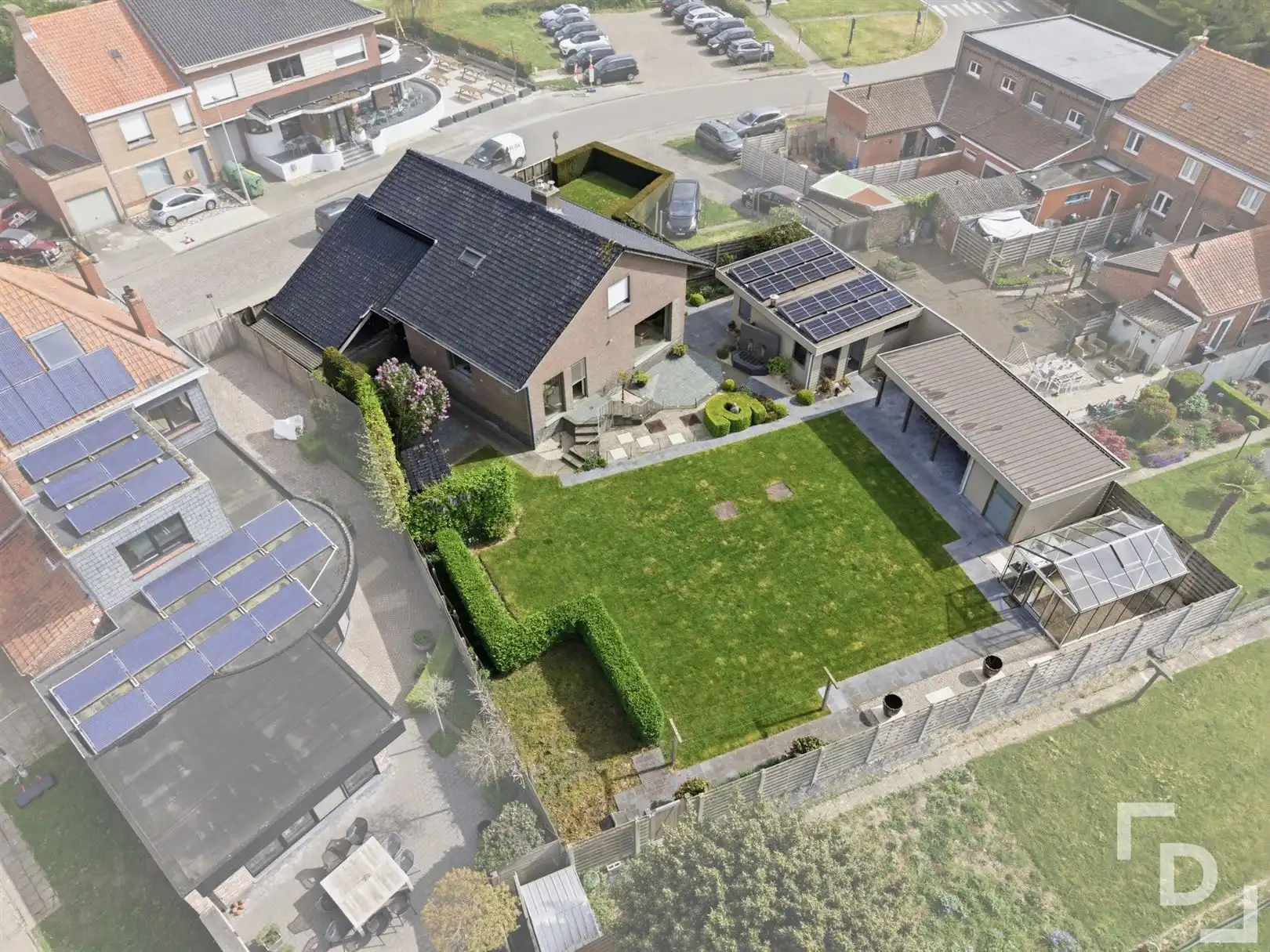 Statige villa met zuidgerichte tuin in Boezinge.  foto {{pictureIndex}}
