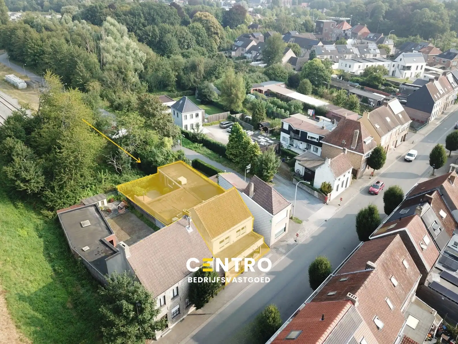 Instapklaar en polyvalent (bestemming) HANDELSHUIS met 4 slpks, ruime GARAGE en tuin. Op zichtlocatie = gratis publiciteit! foto {{pictureIndex}}