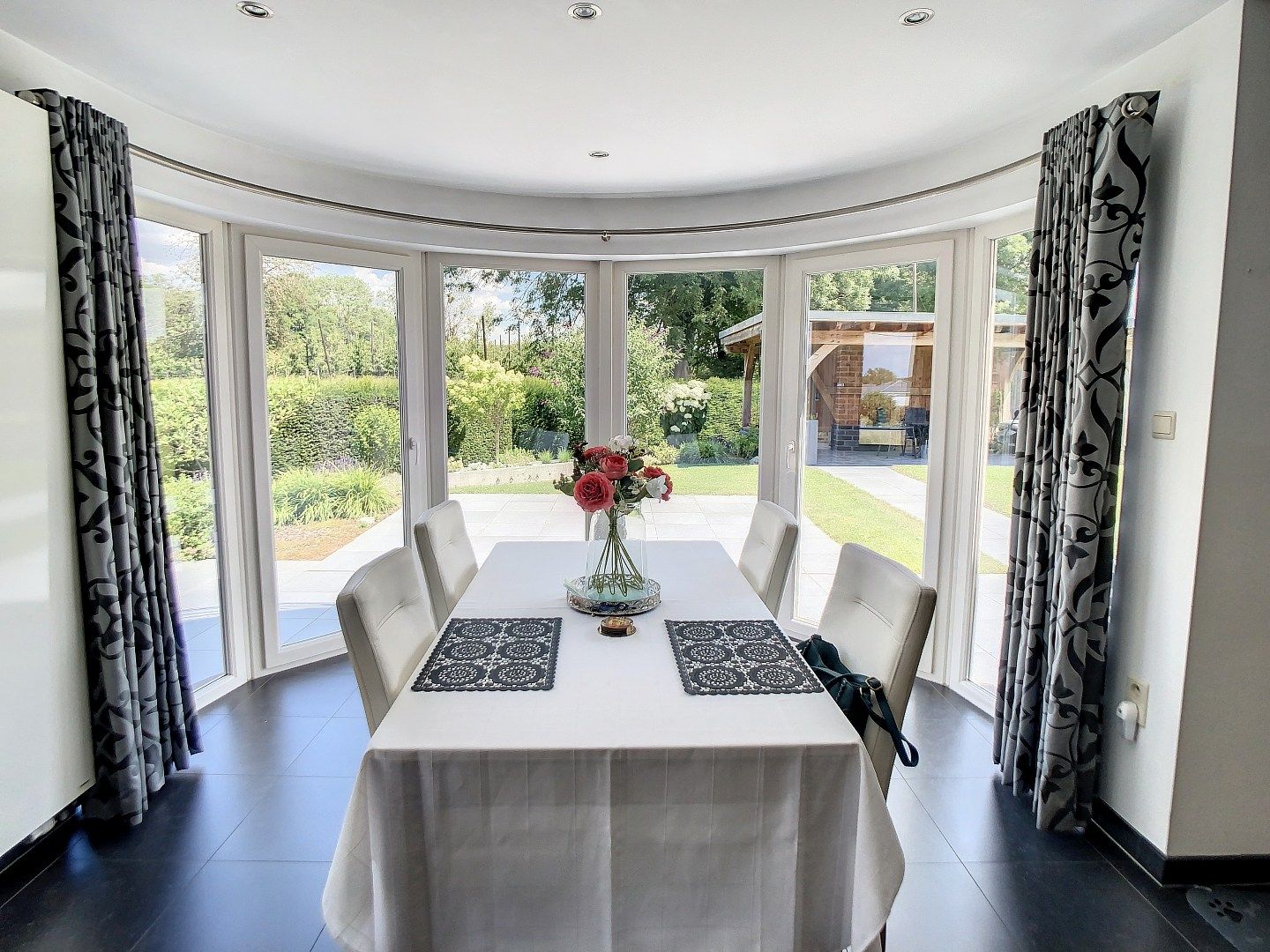 Prachtige woning met 5 slaapkamers, bureau, kelder, garage en tuin te 's Gravenvoeren foto 5