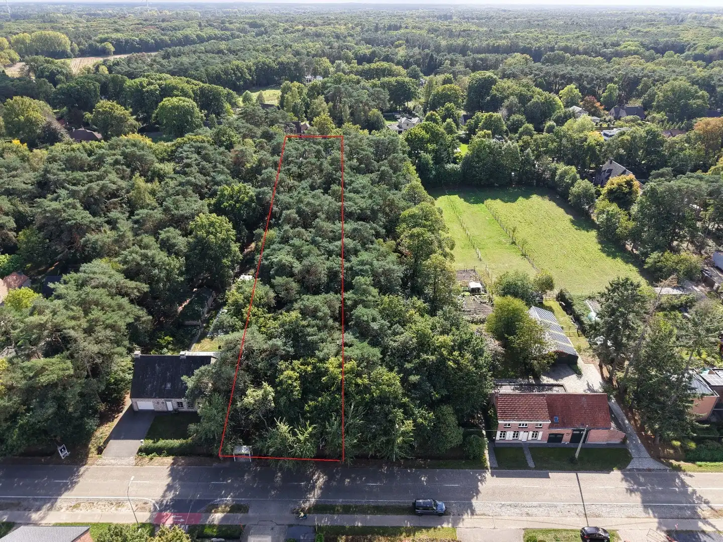 Ruim perceel bouwgrond van 2.709 m² met ideale zuidoriëntatie in Zoersel foto {{pictureIndex}}