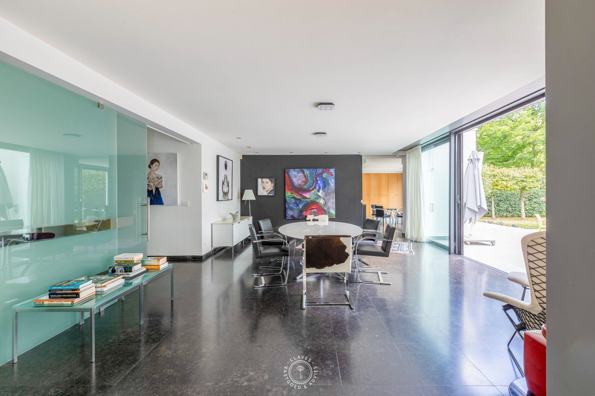 Architecturale villa met prachtige tuin en zwembad foto 8