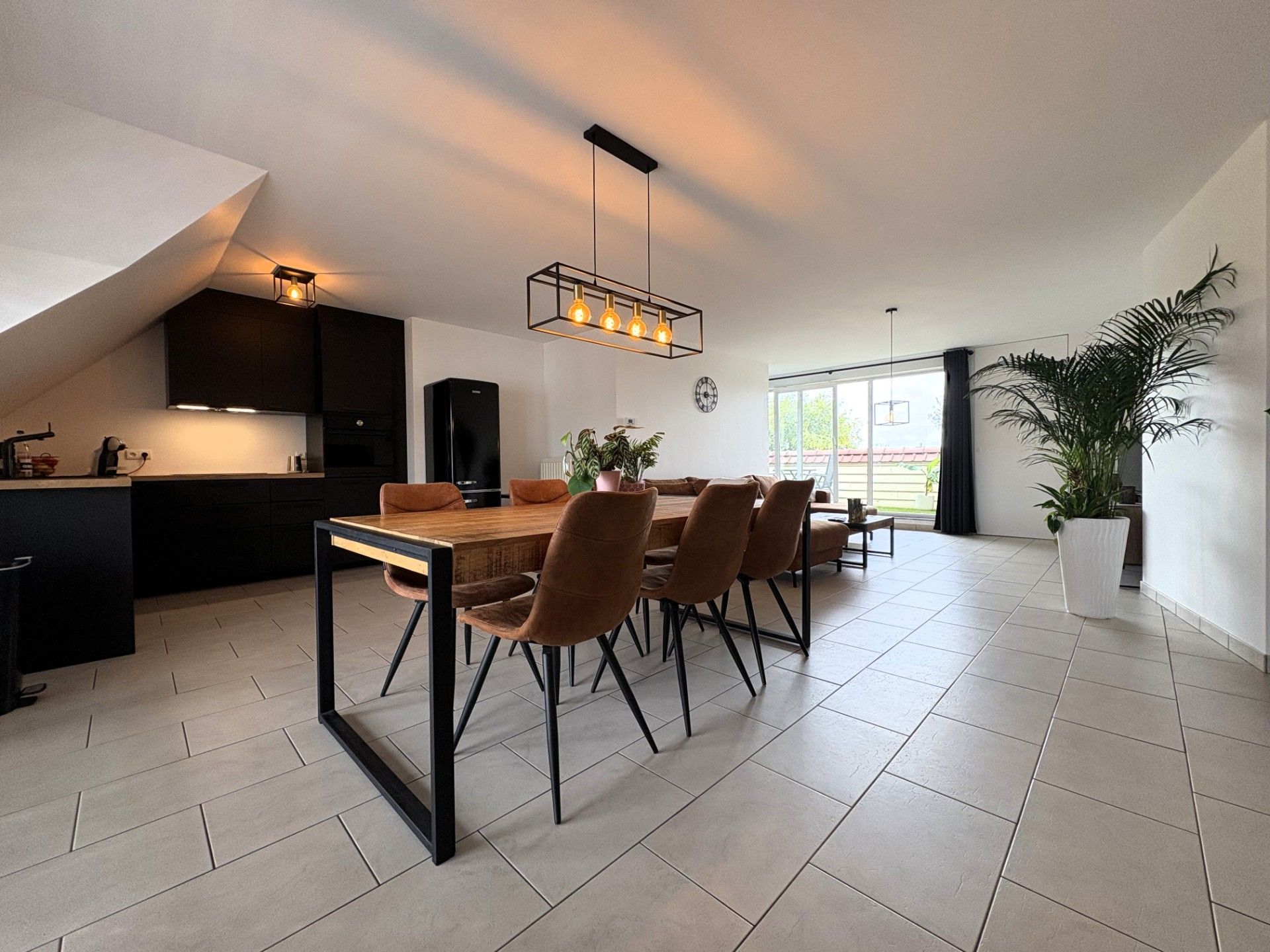 Ruim appartement met 2 slaapkamers en garage foto {{pictureIndex}}