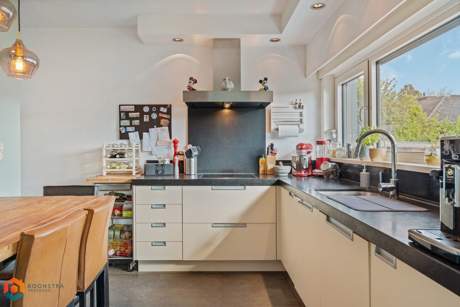 Woonst met zeer ruim magazijn van 1600 m² op een uitstekende locatie foto 6