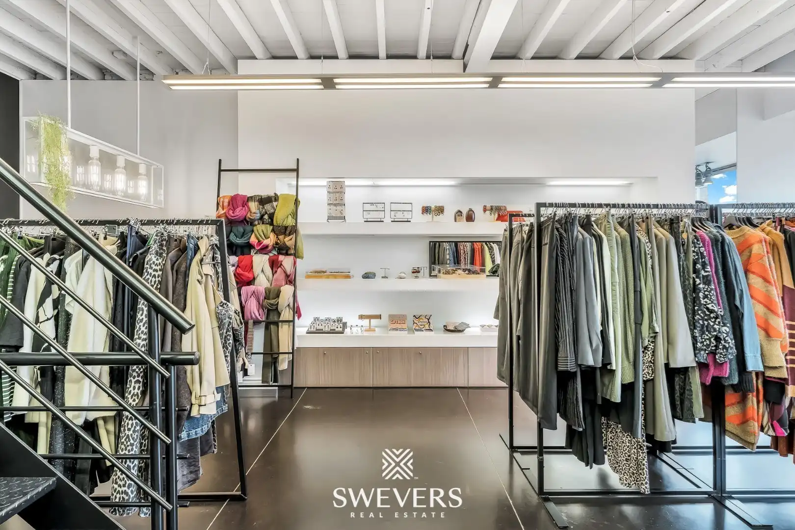 Instapklaar handelspand met ruime opslag en uitstekende visibiliteit in centrum Beringen foto 15