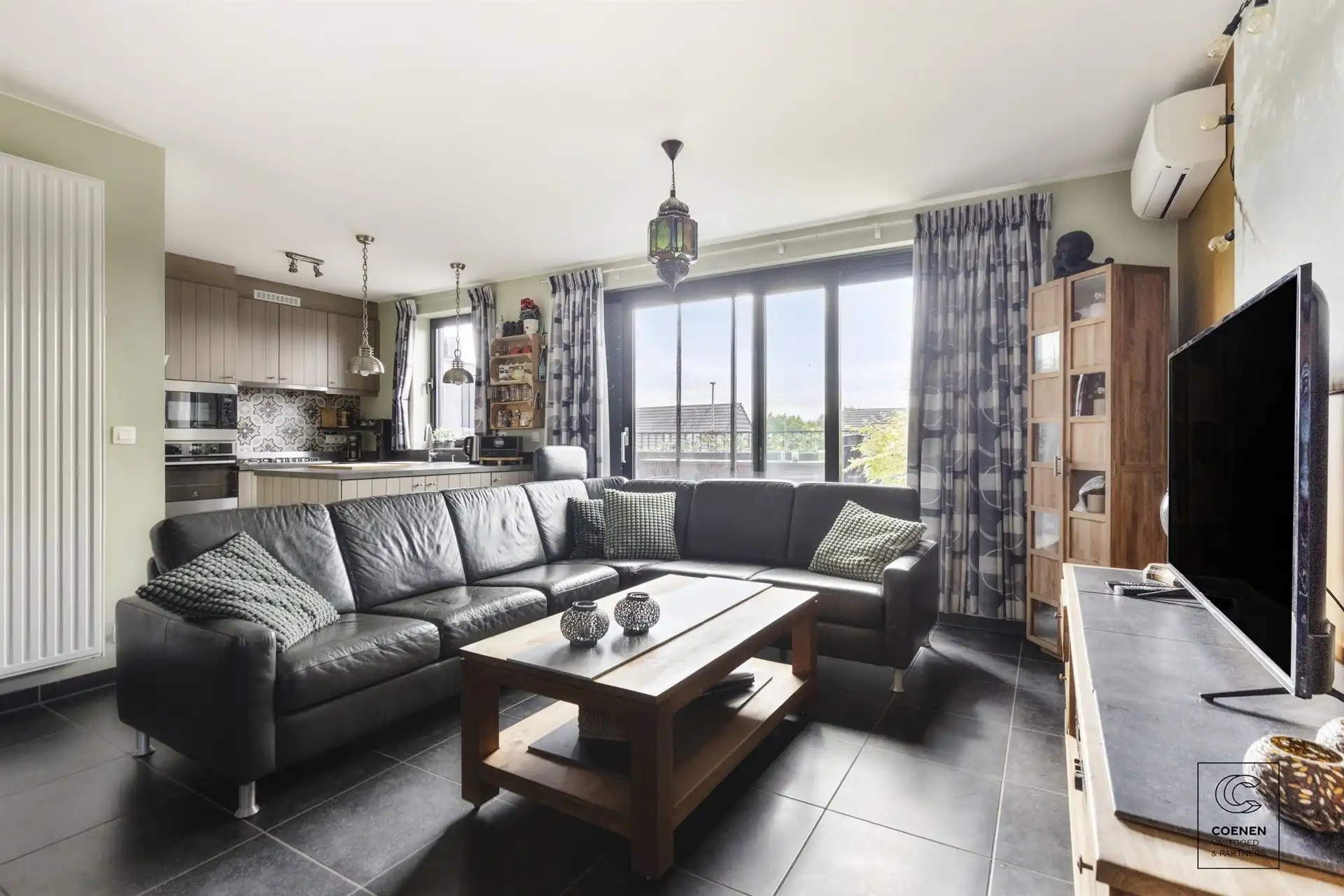 Verzorgd appartement met zuidgericht terras en 2 slaapkamers! foto 2
