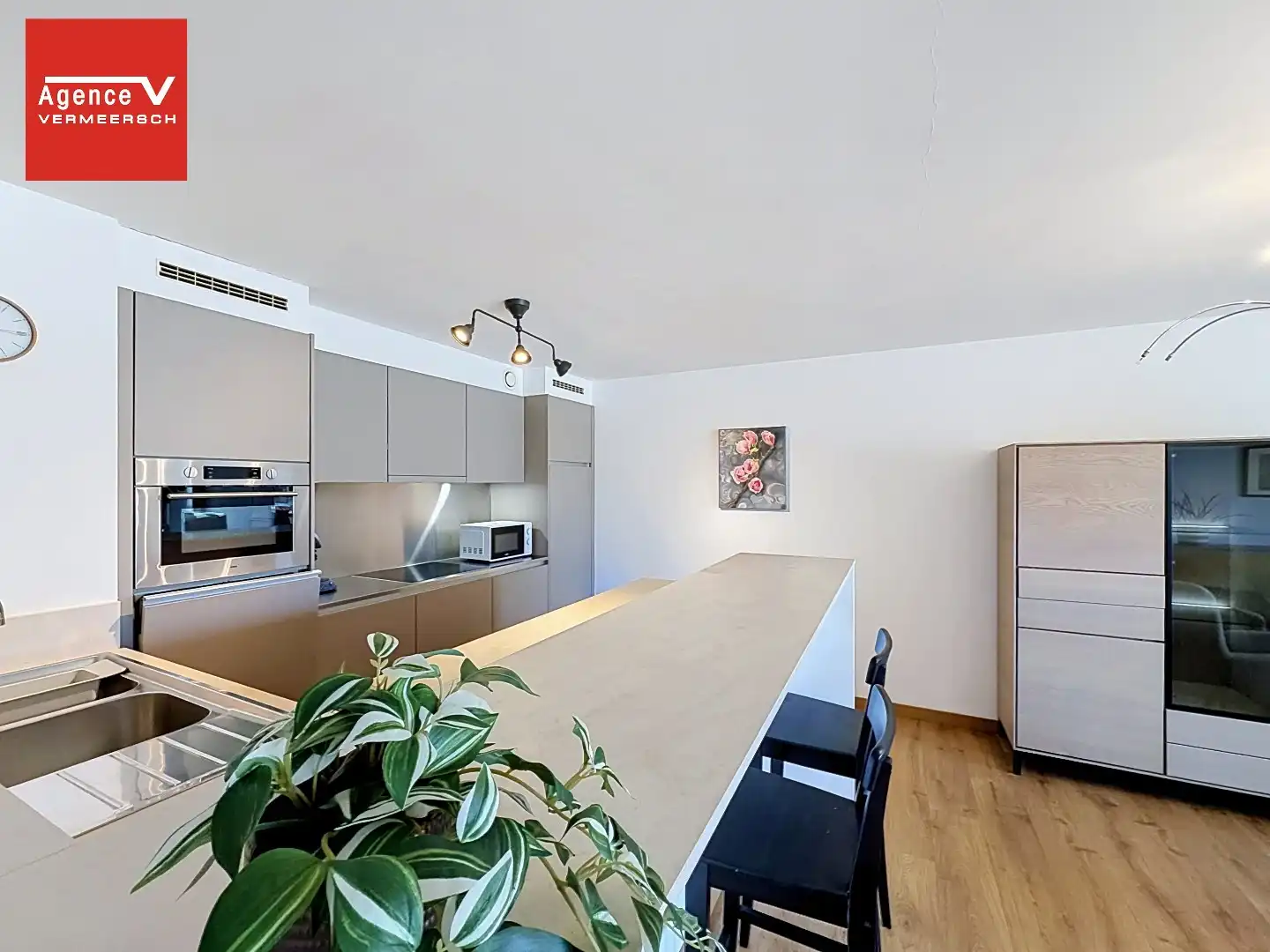 Lichtrijk woonappartement met ruim terras vlak bij zee.  foto 8