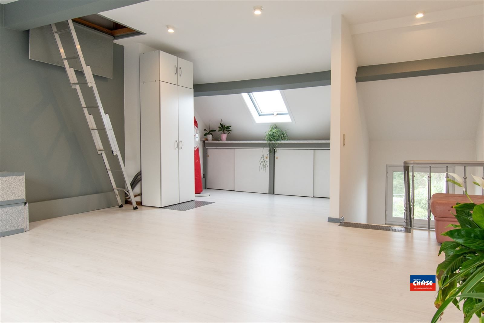 Rijwoning met drie slaapkamers en tuin foto 14