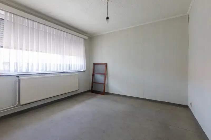 Rustig gelegen, ruime te renoveren woning met 4 slaapkamers, tuin en garage op 262m2 . foto 11