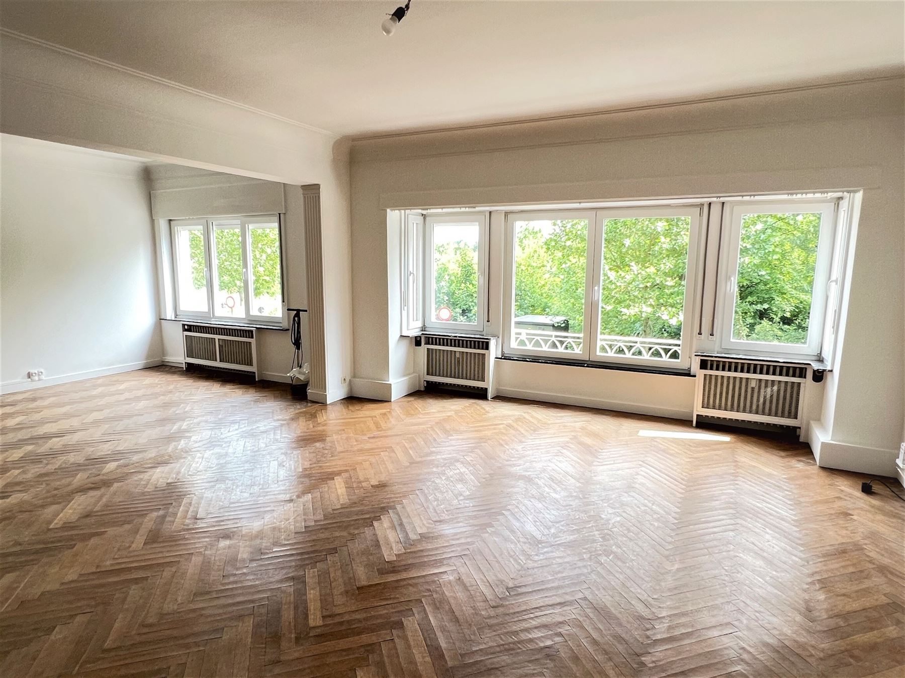 Goed gelegen authentiek appartement met 2 slaapkamers en garage foto 2