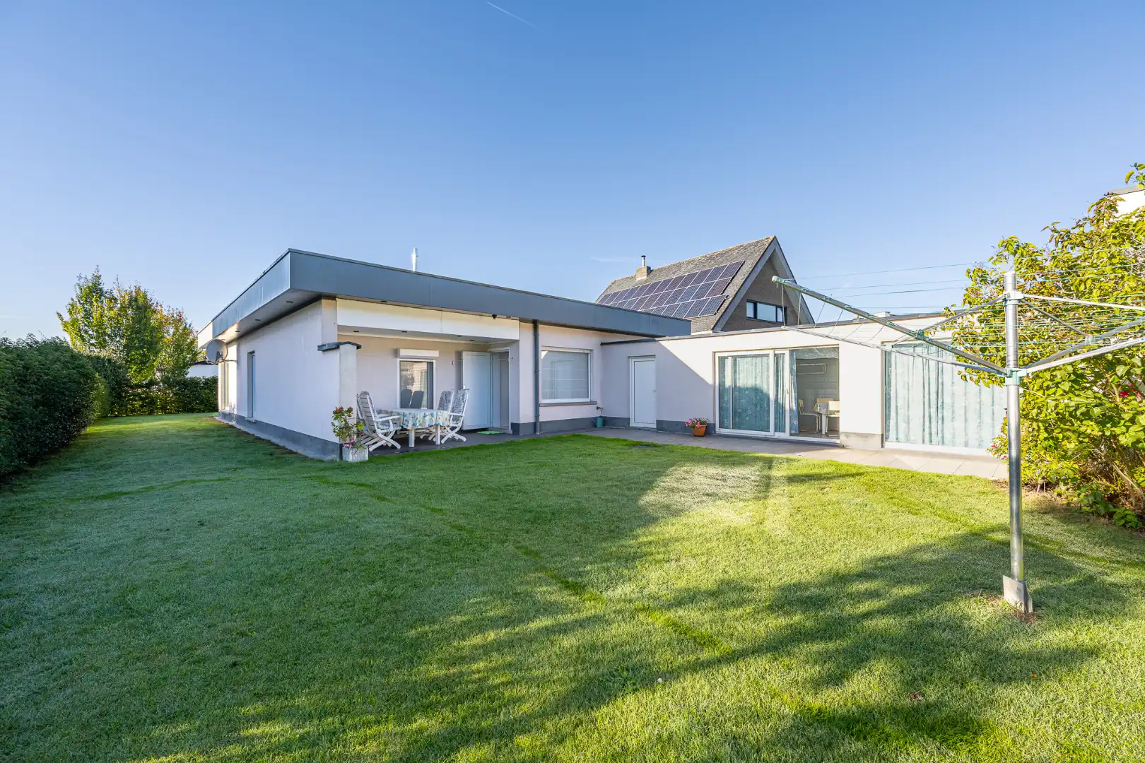 Gelijkvloerse villa met grote garage/opslagruimte in Marke foto 2