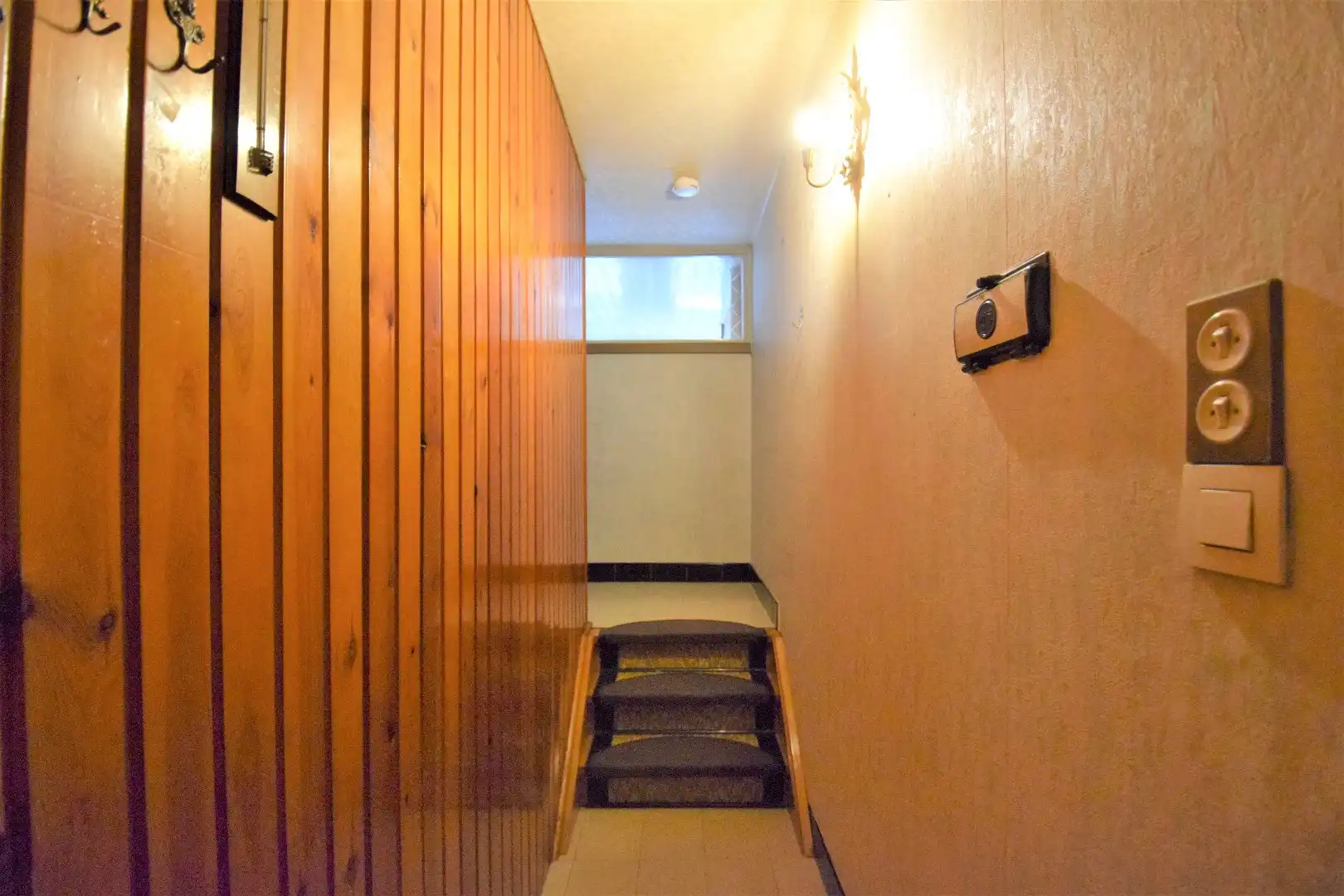 Appartementsblok met twee te renoveren appartementen, tuin en carports foto 11