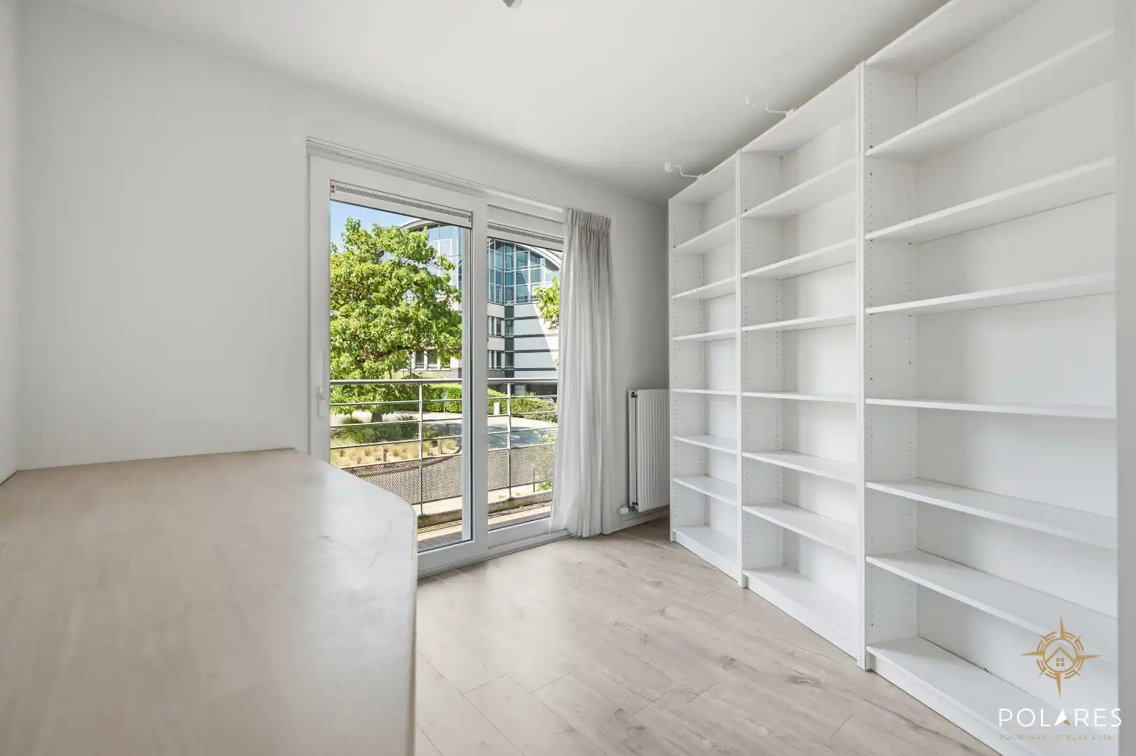 Instapklaar 2-slpk appartement met ruim terras en parkeerplaats foto 10