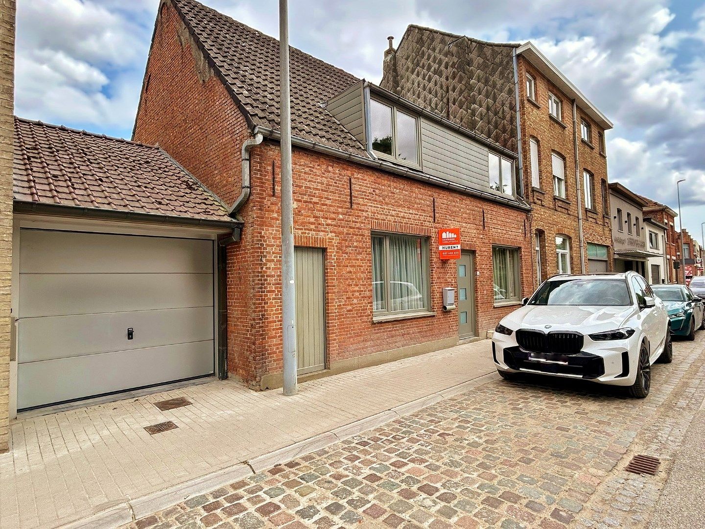 Ruime rijwoning met garage en gezellige tuin in de dorpskern van Boezinge.  foto {{pictureIndex}}