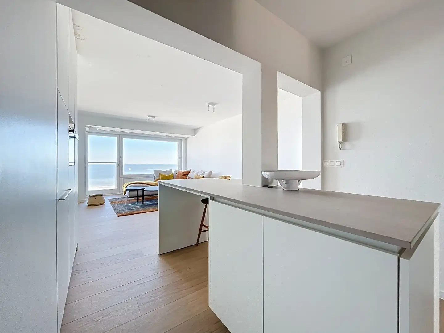 Twee slaapkamer appartement (gerenoveerd 2025) met frontaal zeezicht foto 2