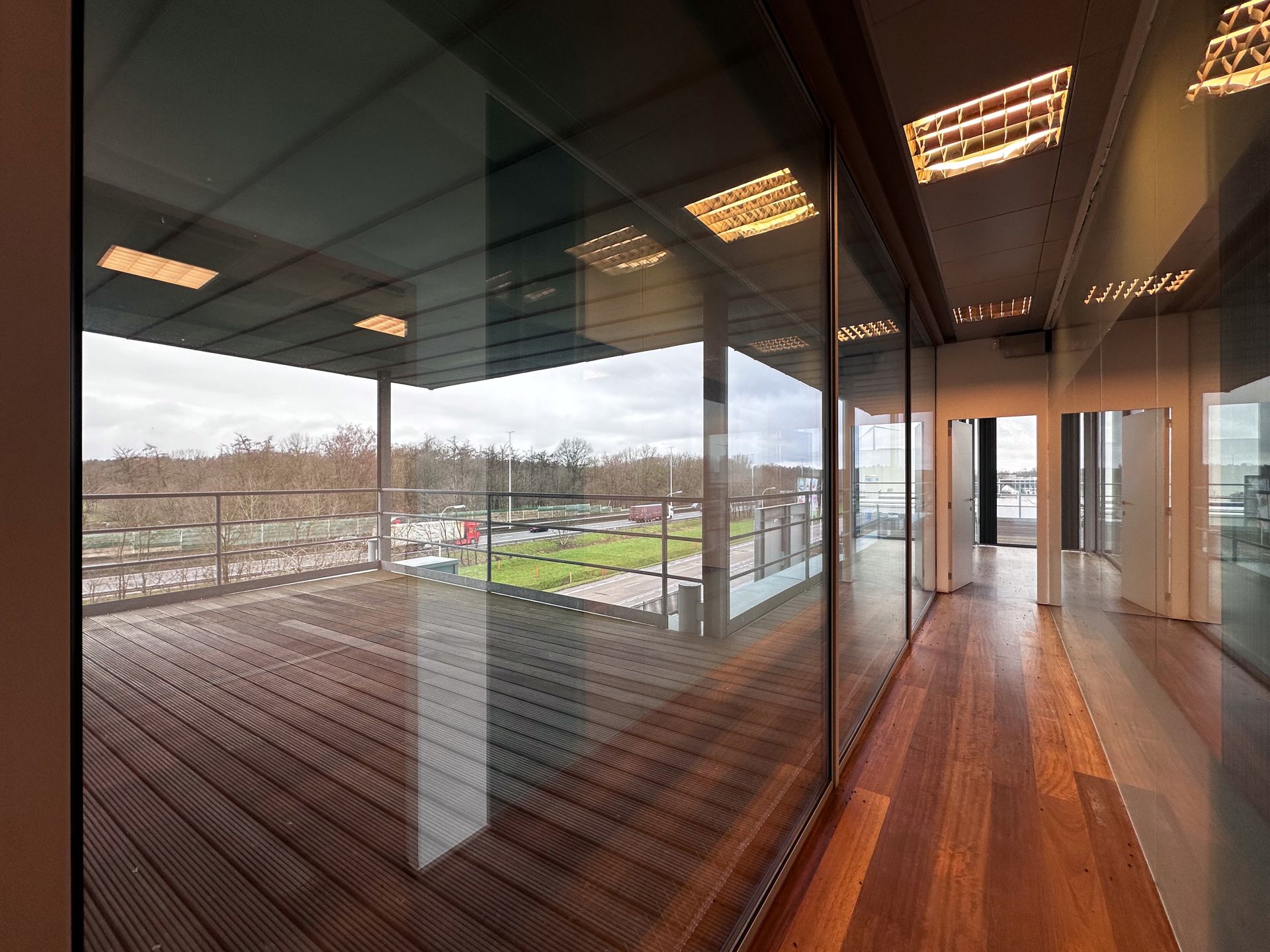 Modern Kantoor met Uitzicht en Strategische Ligging foto 4