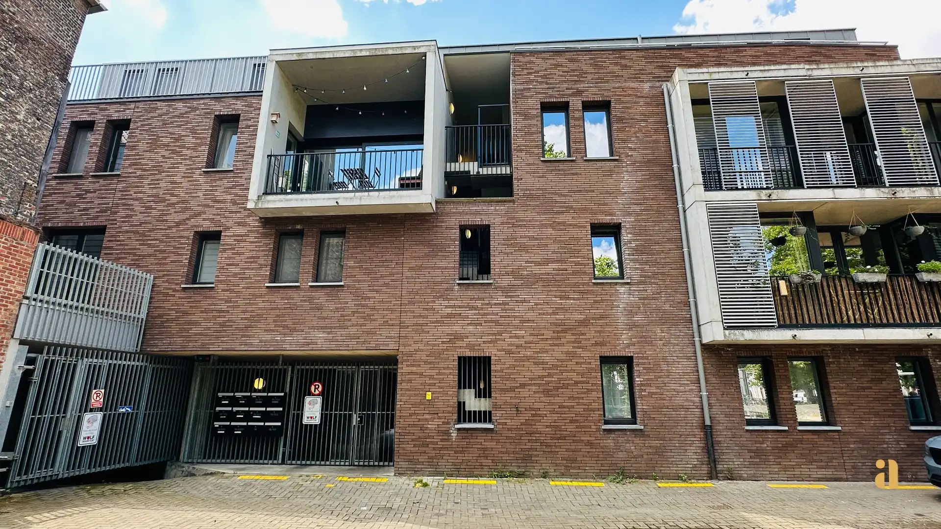 Parkeerplaats in een modern gebouw uit 2016! foto {{pictureIndex}}