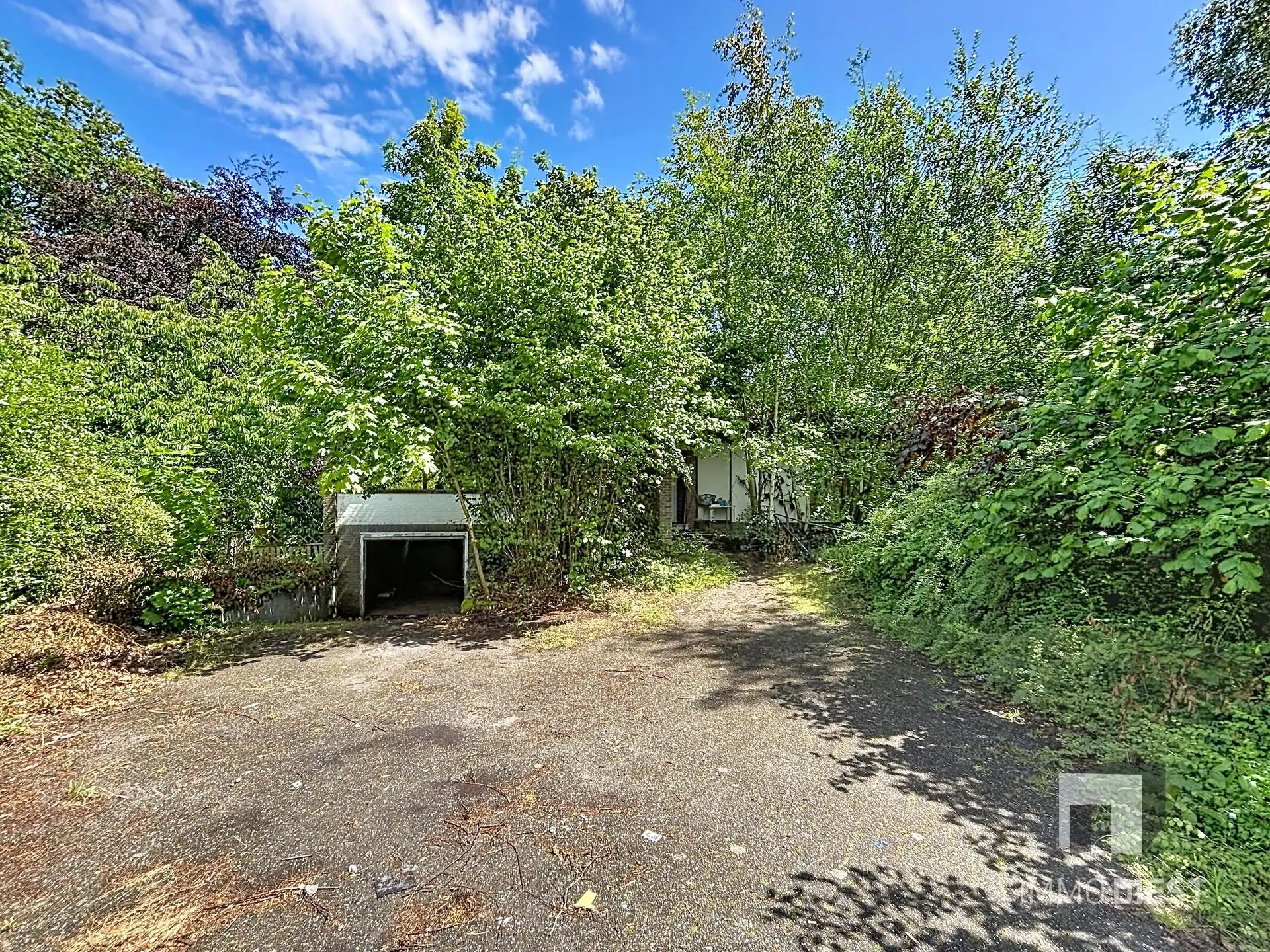 Hoofdfoto van de publicatie: Totaal te renoveren woning of afbraak en heropbouw op 15a 88ca.