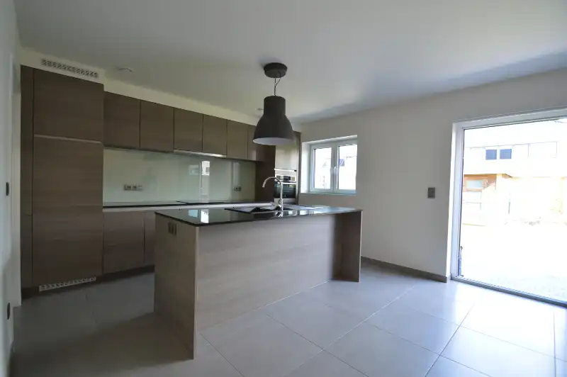 Prachtig afgewerkte woning met aangelegde tuin & garage foto 10