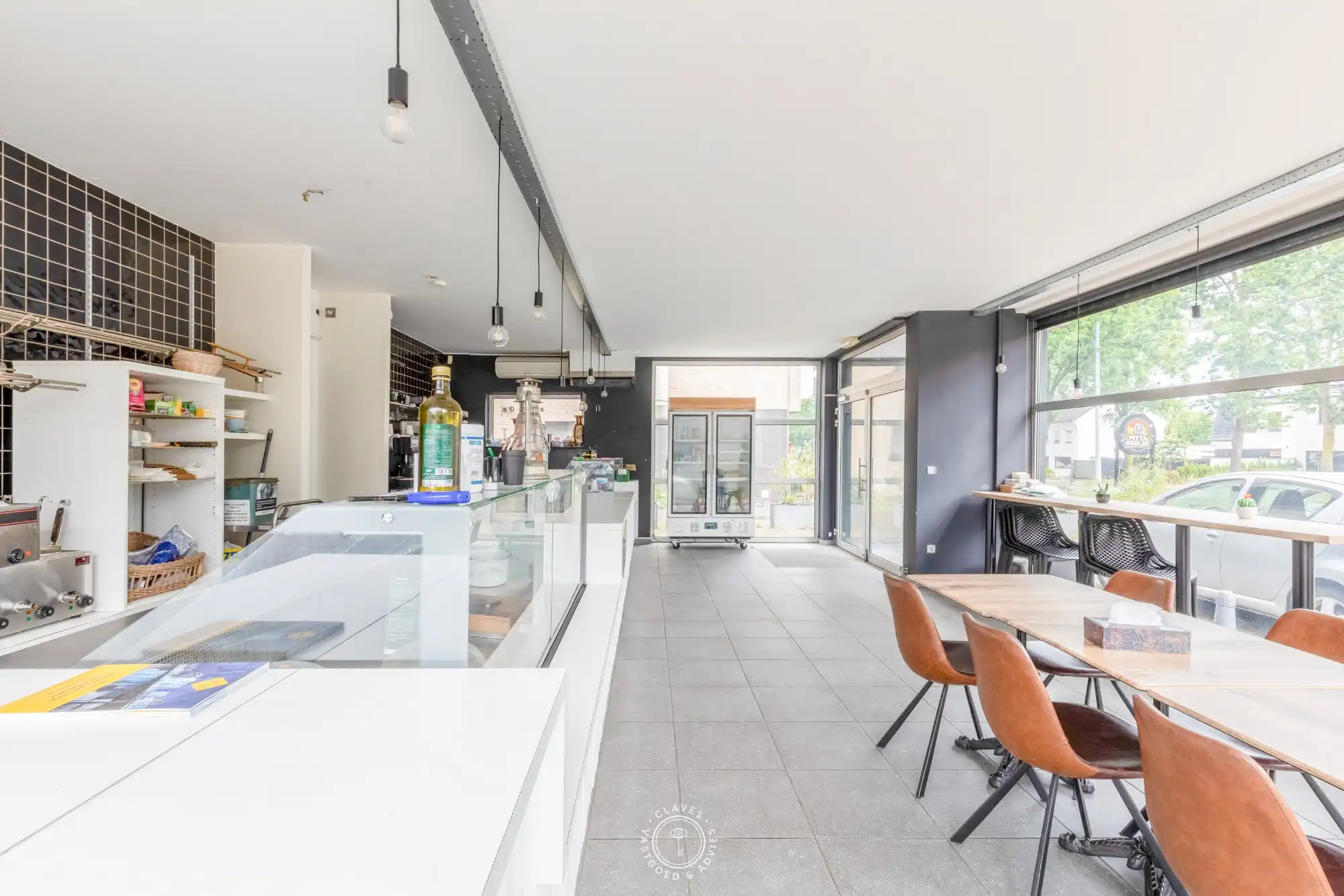 Instapklaar handelspand op centrale locatie met uitstekende visibiliteit foto 6