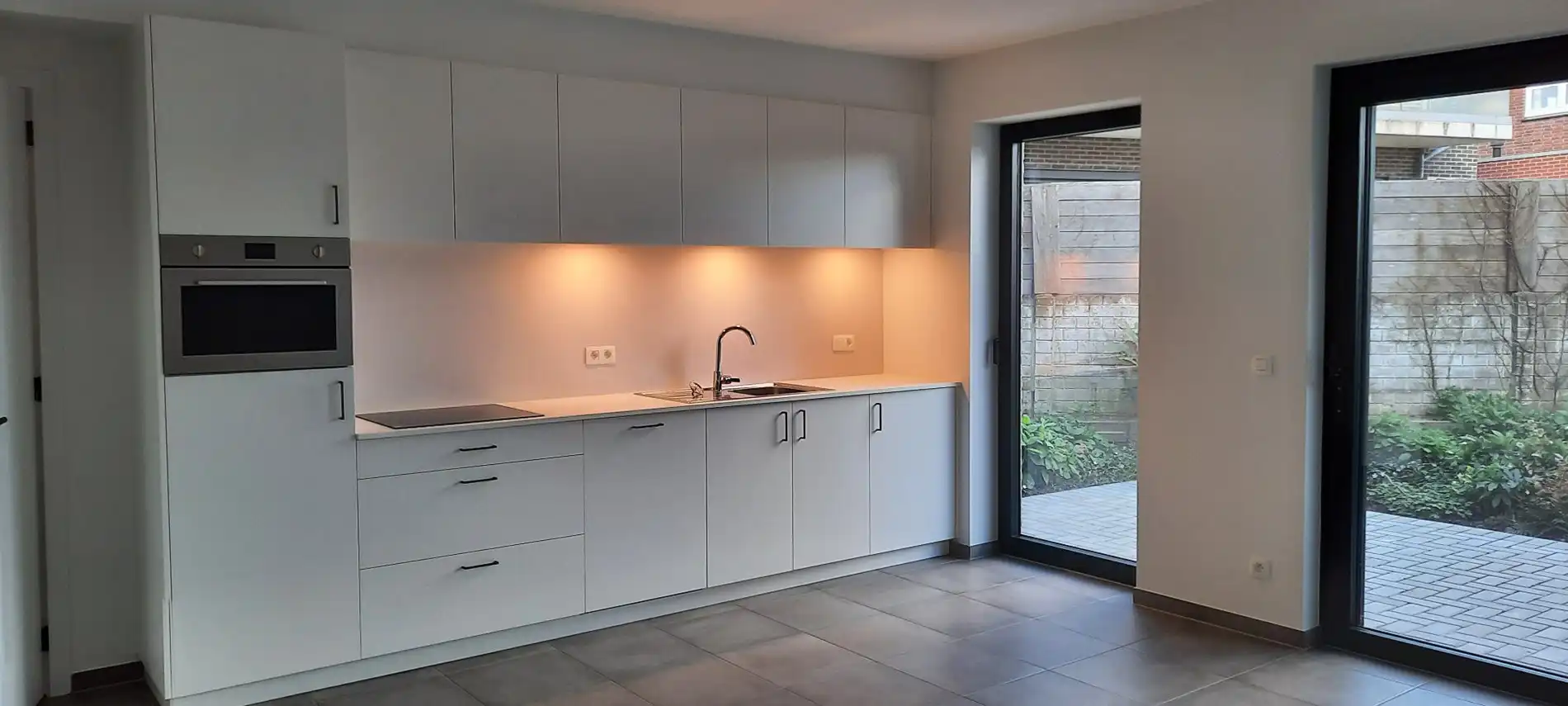 Een prachtig nieuwbouw gelijkvloers appartement met 2 slaapkamers, terras en inpandige autostandplaats. foto 3