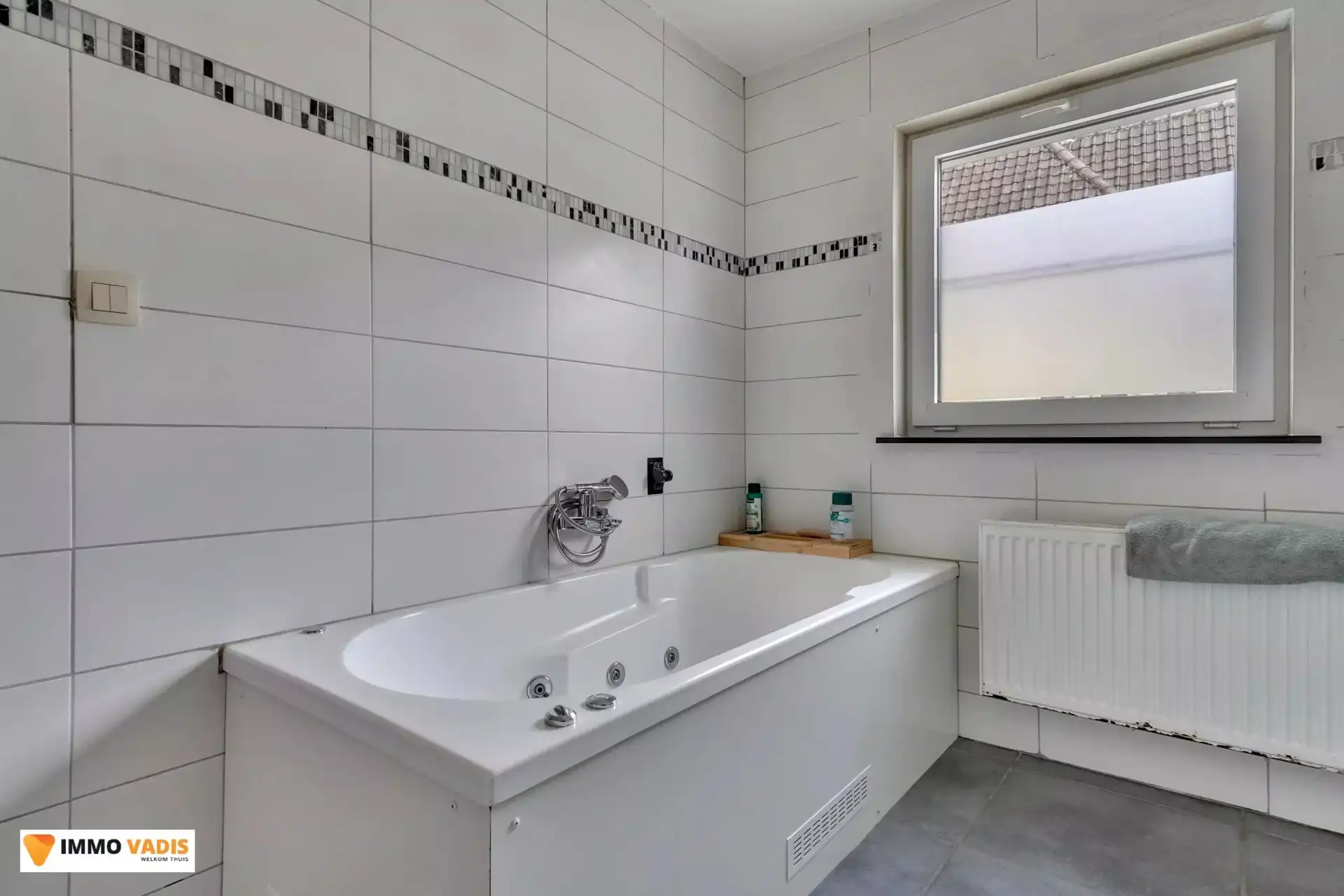 Ruime halfopen bebouwing met drie slaapkamers en tuin foto 9