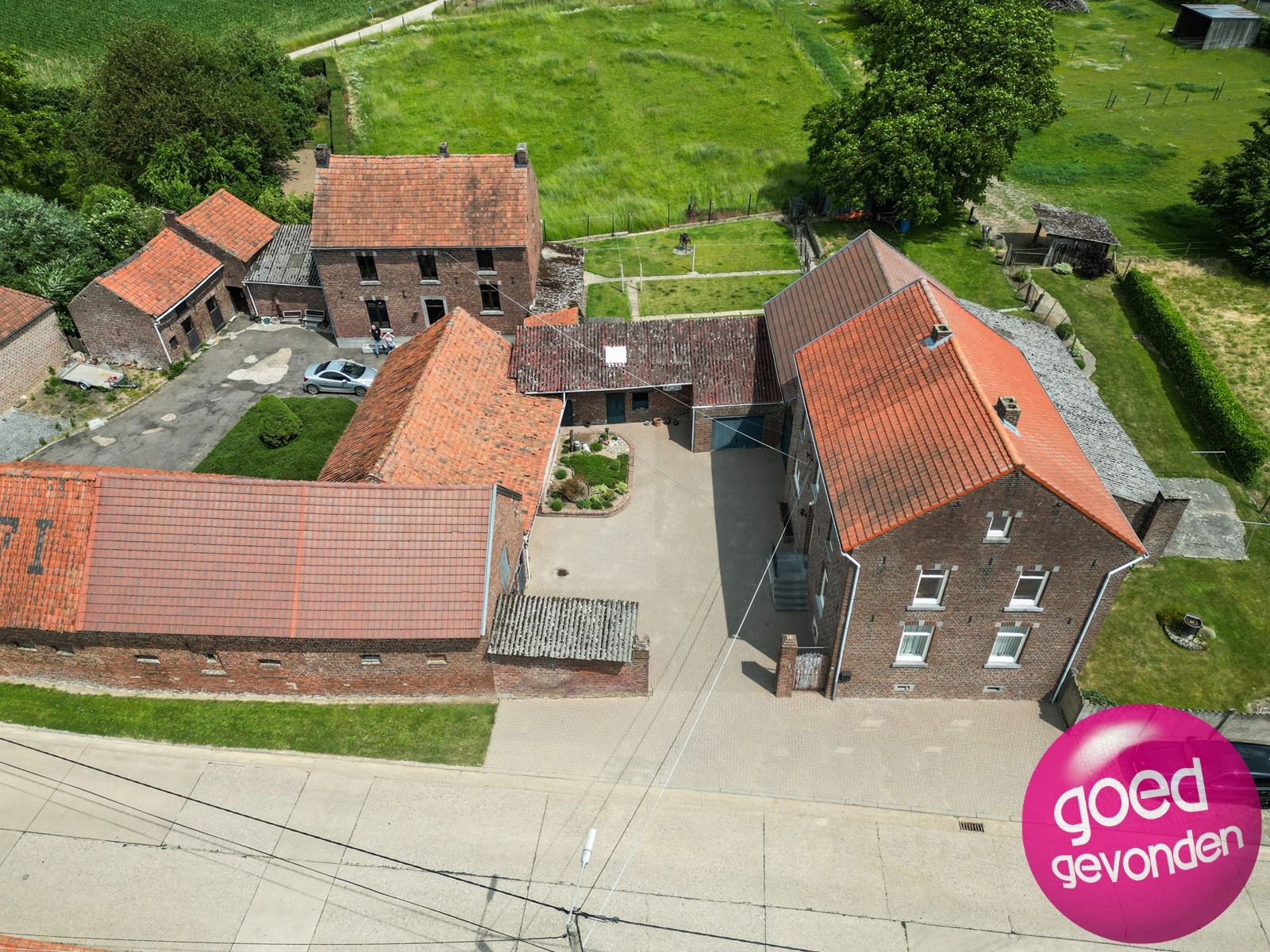 HOEVE met WONING 4 SLK - TUIN - TERRAS - WEI - SCHUREN  foto 2