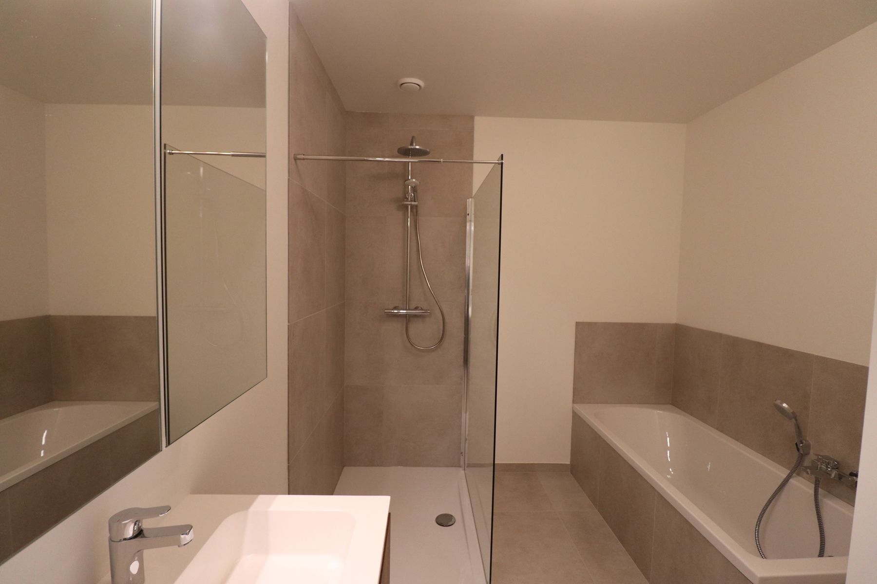 Nieuwbouwwoning met 3 slaapkamers, zolder, tuin en 2 autostaanplaatsen. foto 11